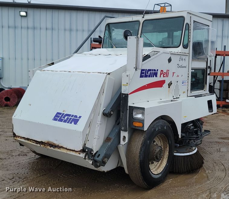 2000 Elgin Pelican Series P street sweeper - NZ9818