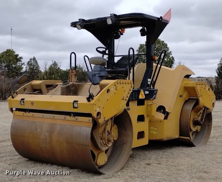 2013 Caterpillar CB-64 double drum vibratory roller - OE9113