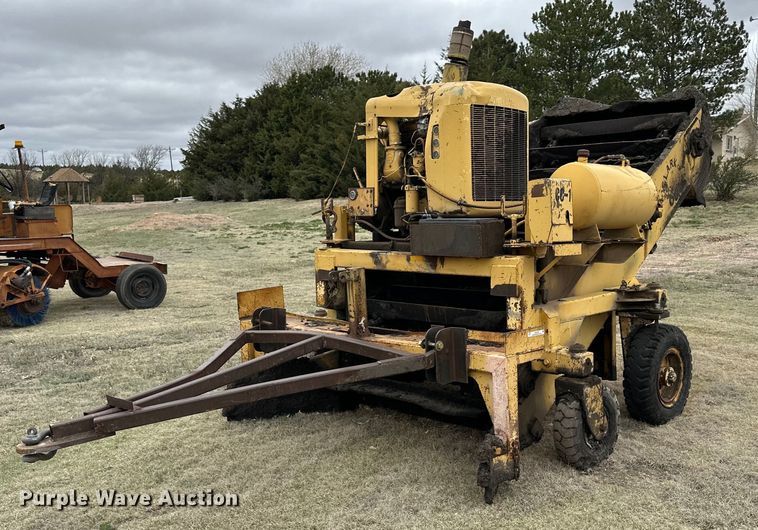 Clark's Automatic Welding 601 windrow elevator  - OE9128