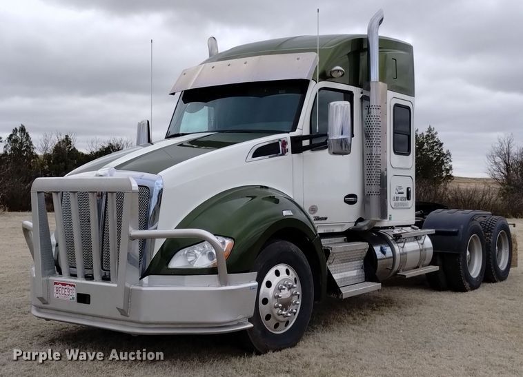 2021 Kenworth  T680 semi truck - OE9136