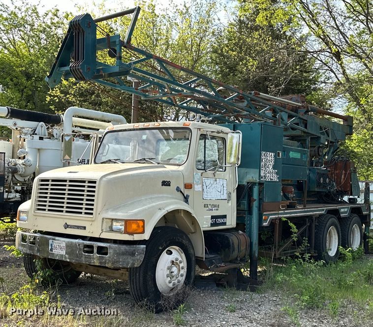 1996 International  4900  drilling rig truck - OM9479