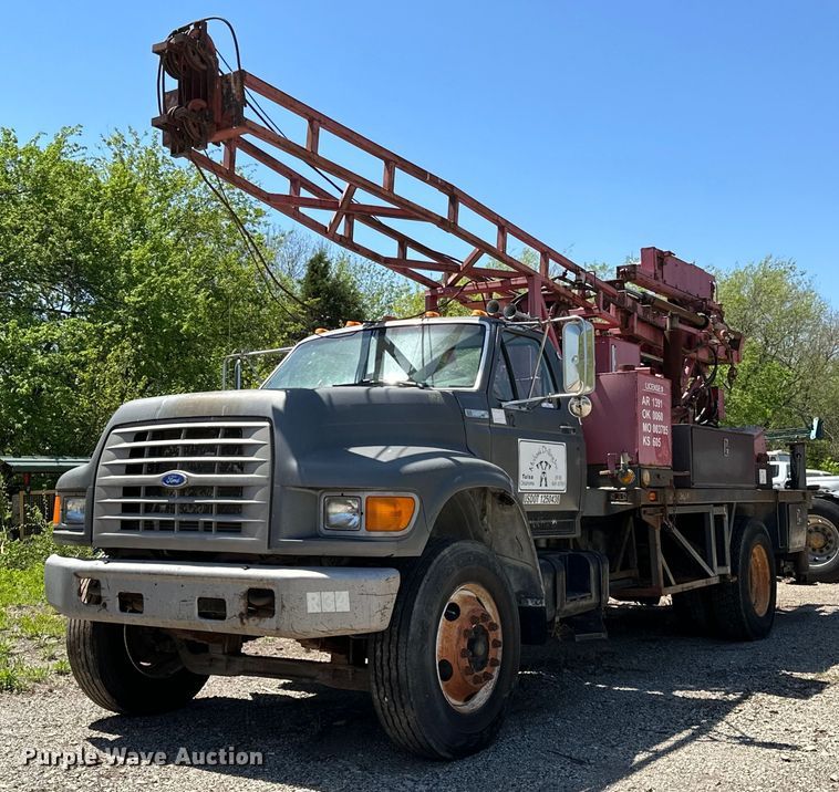 1995 Ford F800 drilling rig truck - OM9482