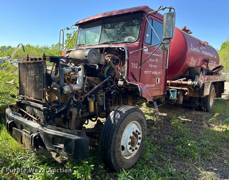 1991 Freightliner  FLD112 vacuum truck - OM9483