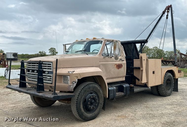 1984 Ford F700 winch truck - OM9978
