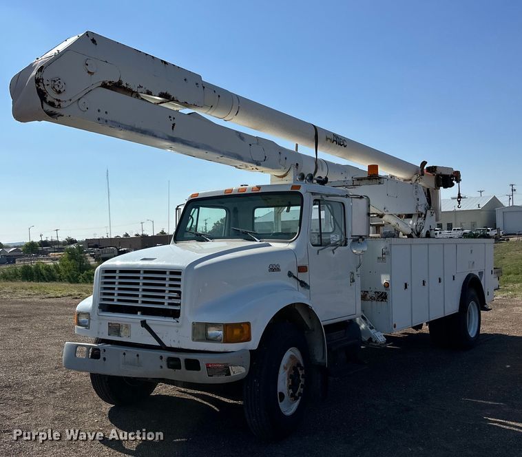 1999 International 4700 bucket truck - DG4379