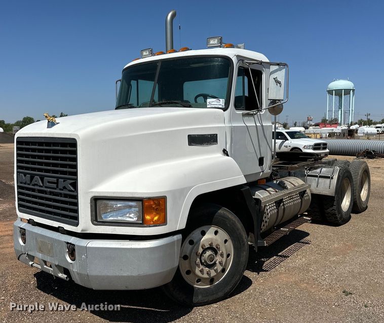 1995 Mack semi truck - DG4387