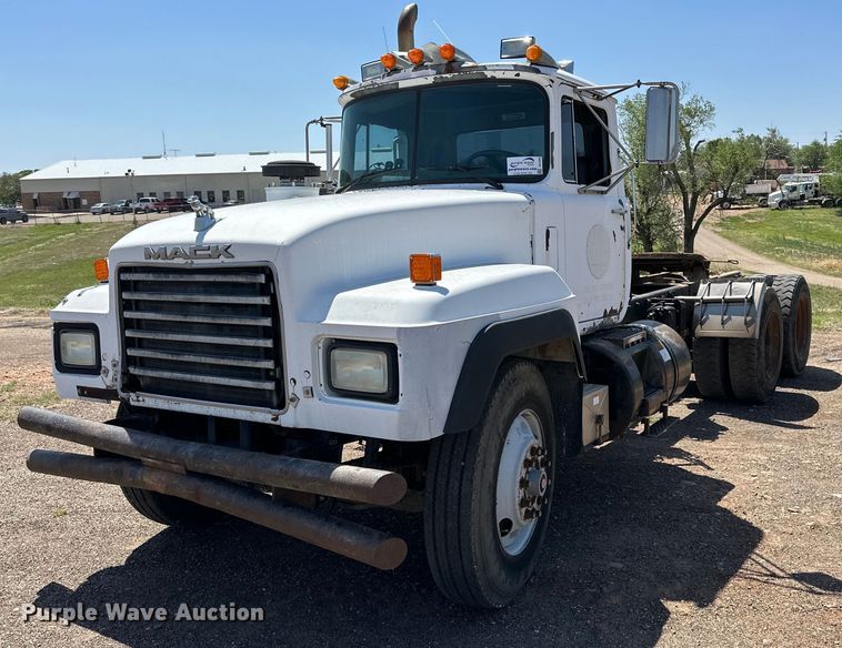 1993 Mack RD690S semi truck - DG4389