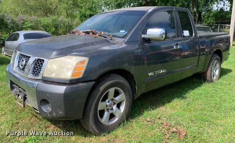 2005 Nissan  Titan King Cab pickup truck - DM7832