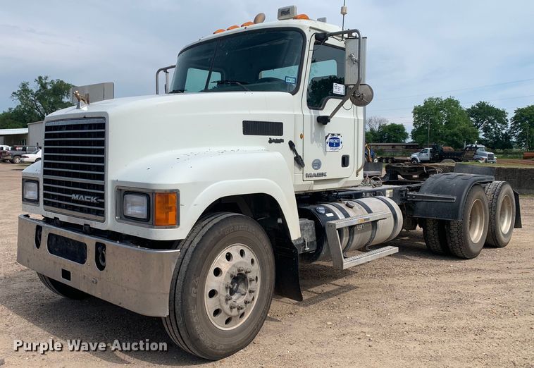 2014 Mack CHU613 semi truck - DM7836