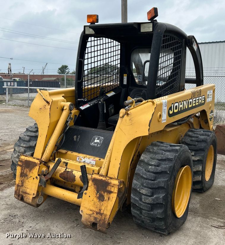 2001 John Deere 250 skid steer loader - DO1103