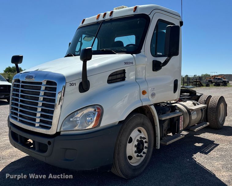 2014 Freightliner  Cascadia 113 semi truck - EJ0614