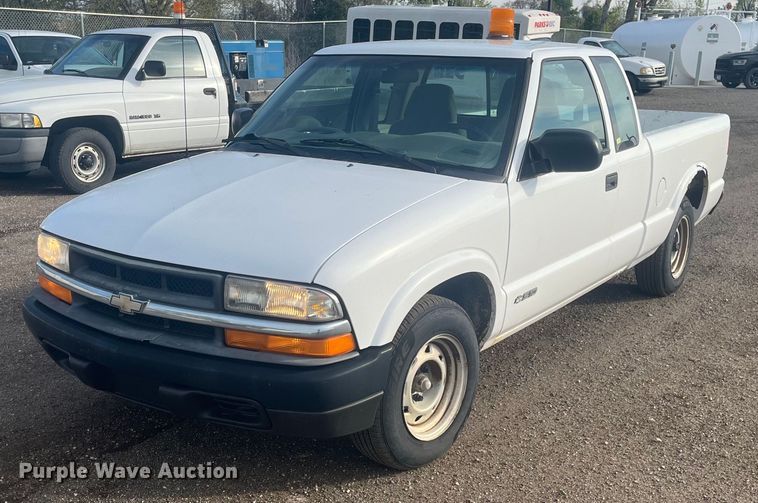 2001 Chevrolet S10 Ext. Cab pickup truck - EJ2678