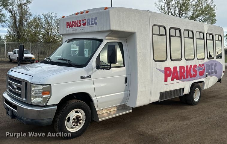 2010 Ford E450 shuttle bus - EJ2679