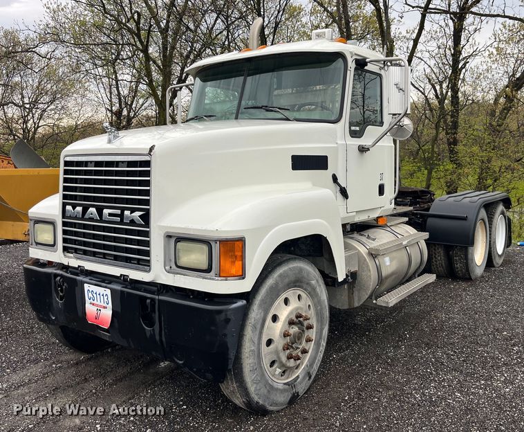2005 Mack CHN613 semi truck - LD9466