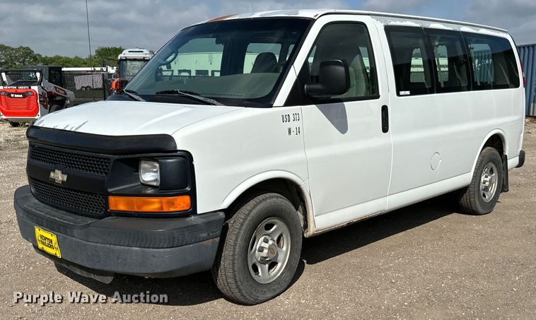 2004 Chevrolet  Express 1500 van - NL9727
