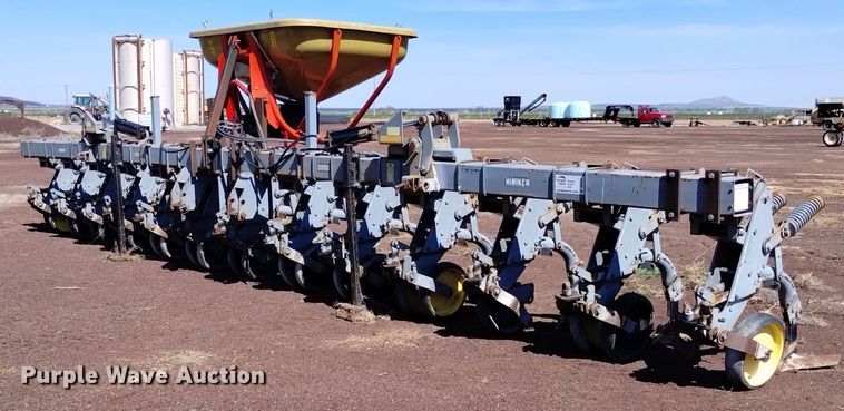 Hiniker  6000 row crop cultivator with spreader - DQ6093