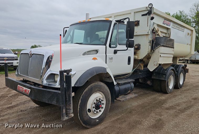 2003 International 7400 feed mixer truck - EI3768