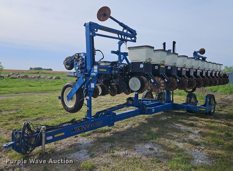 Kinze 3600 no-till planter - EI3796