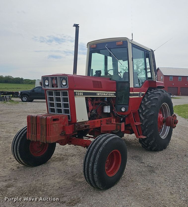 International Harvester 1586 tractor - EJ5365
