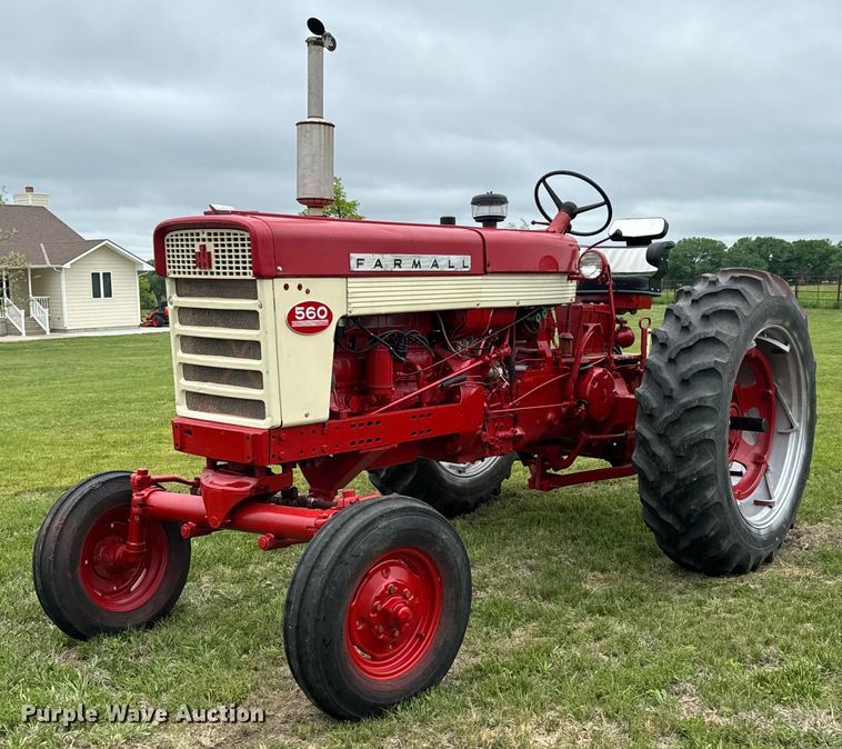 International  Farmall 560 tractor - NL9720