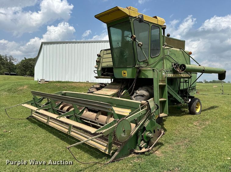 John Deere 4400 combine - NR9824