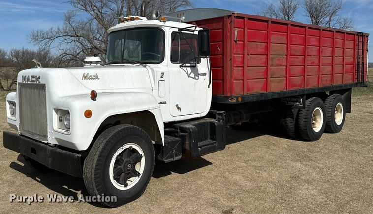 1974 Mack R600 grain truck - OE9071