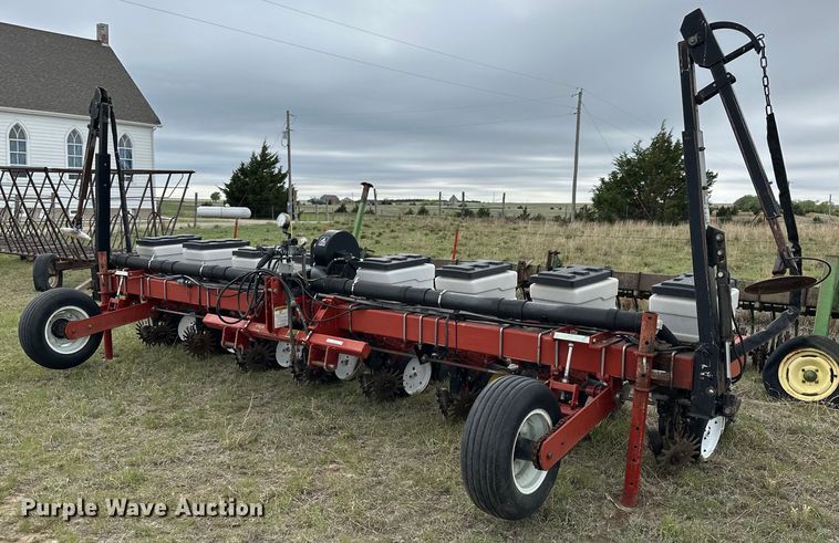 White 6700 planter - OE9176