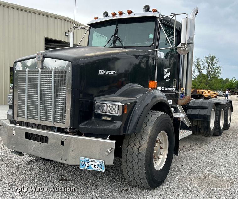1999 Kenworth T800 semi truck - DO1154