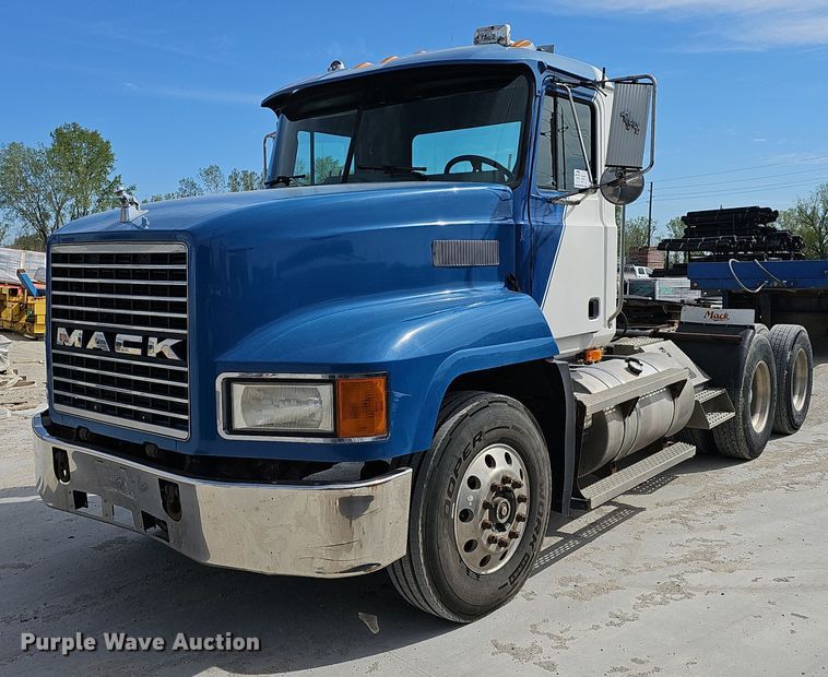 1999 Mack CH613 semi truck - DP0854