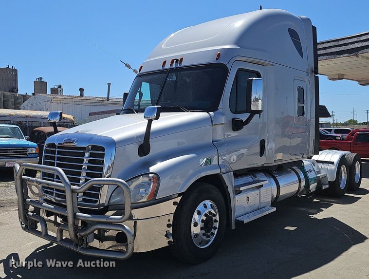 2015 Freightliner Cascadia  semi truck - DP0886