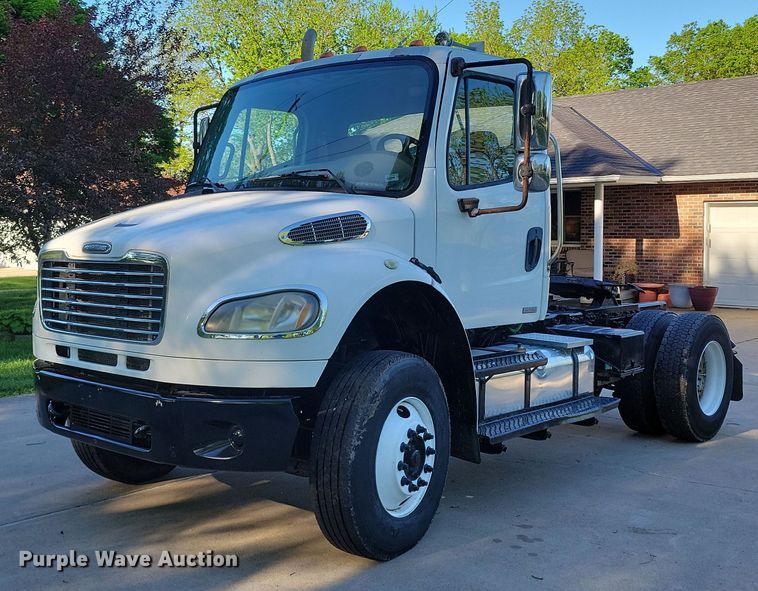2010 Freightliner Business Class M2 semi truck - DP1442