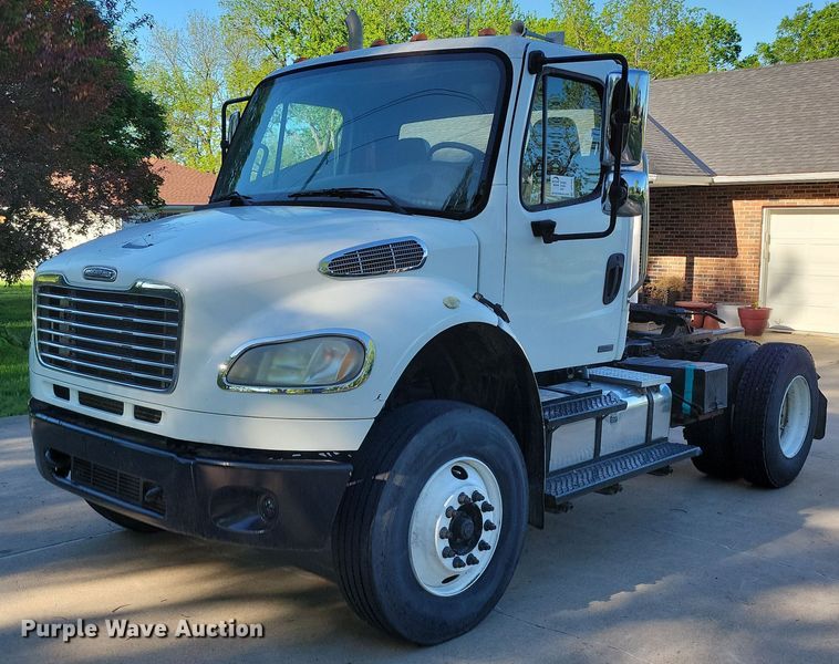 2010 Freightliner Business Class M2 semi truck - DP1443
