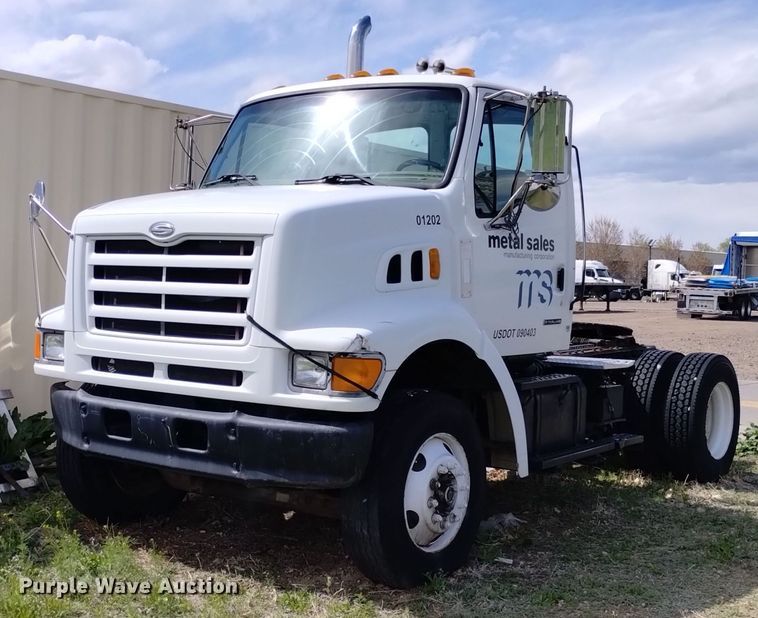 2000 Sterling  L7500 semi truck - DQ6098