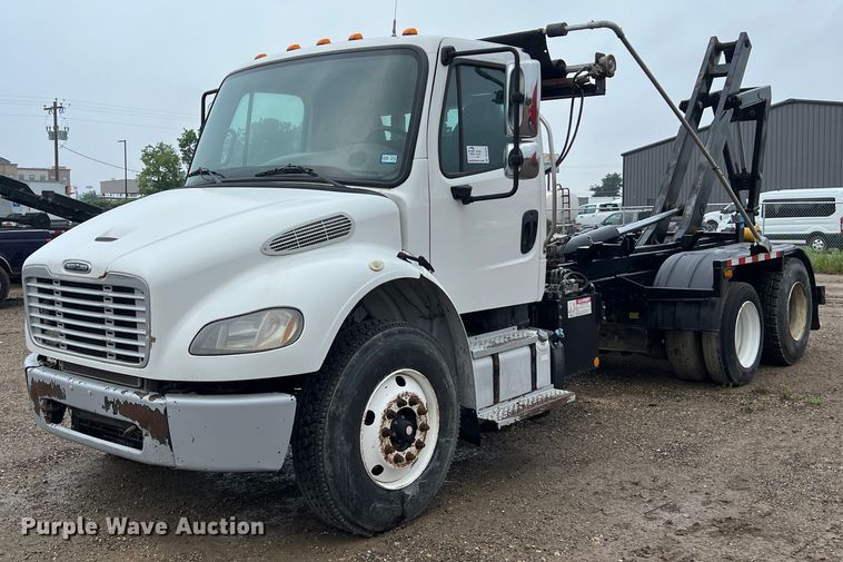 2018 Freightliner  M2 106 hook lift truck - DS3028