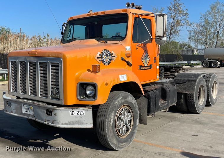 1995 International 2674 semi truck - DS5489