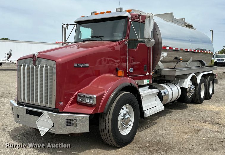 2015 Kenworth  T800 tank truck - EG1481