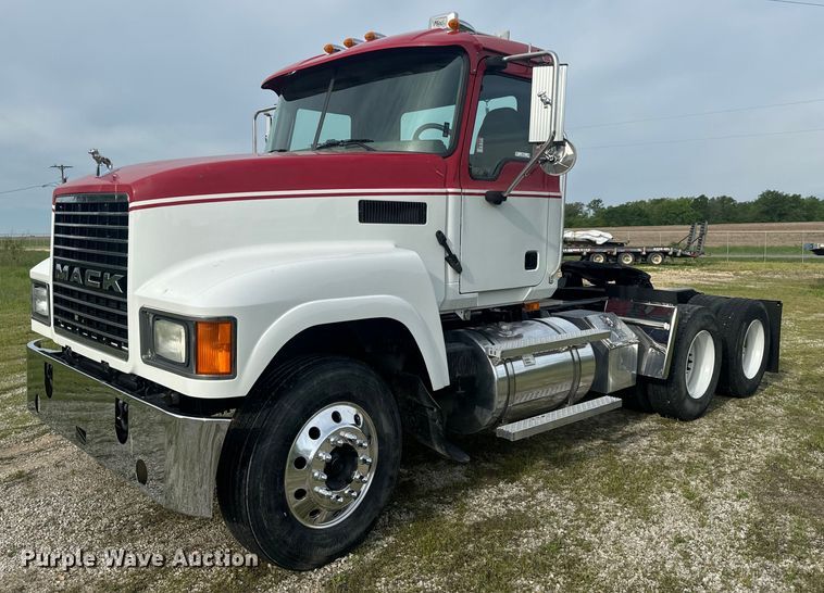 2007 Mack CHN613 semi truck - EH6728