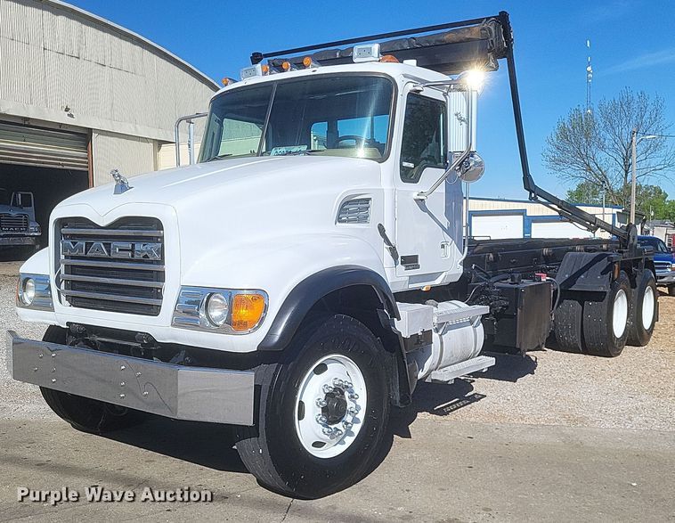 2002 Mack Granite CV713 rollback truck - EJ7951