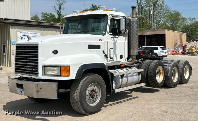 2001 Mack CL713 semi truck - EK4527