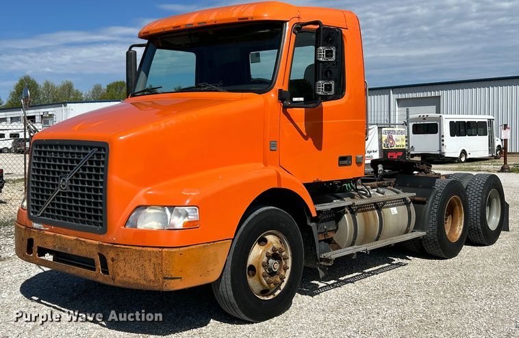 2008 Volvo VNM semi truck - EK4532