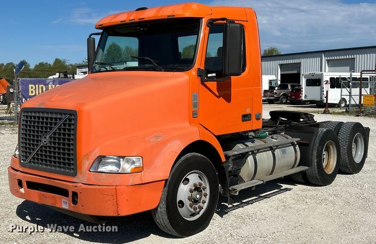2009 Volvo VNM semi truck - EK4533