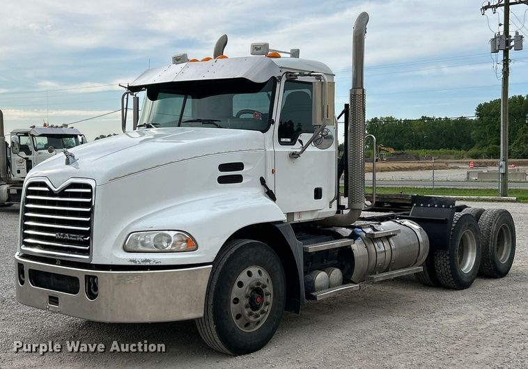 2014 Mack CXU613 semi truck - EK4571