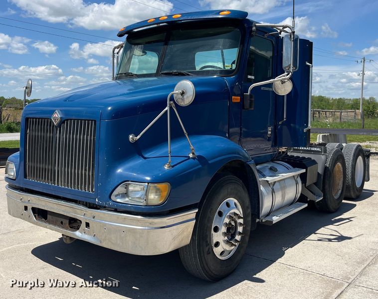 2005 International 9200i semi truck - LD9477