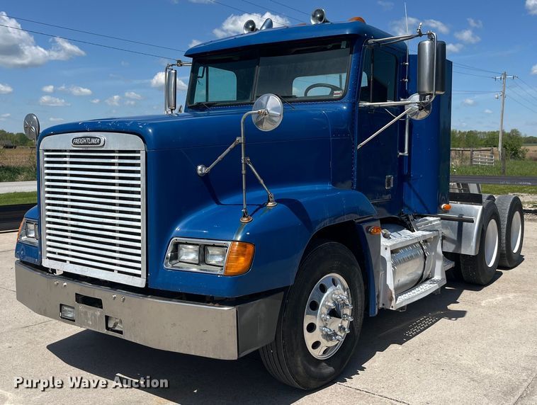 2000 Freightliner FLD semi truck - LD9479
