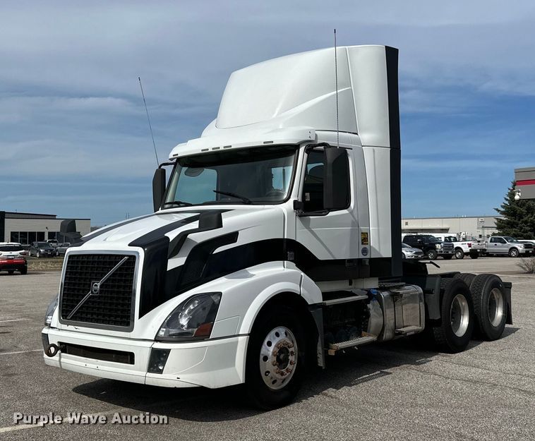2016 Volvo VNL semi truck - LR9318