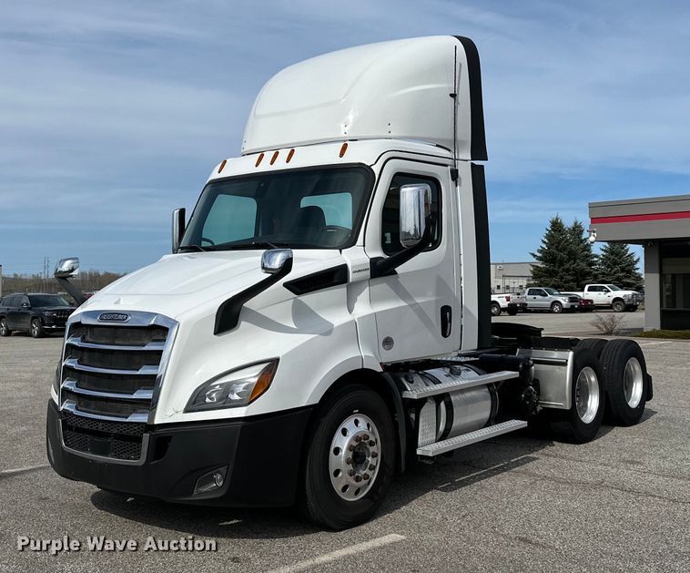 2019 Freightliner  Cascadia  semi truck - LR9319