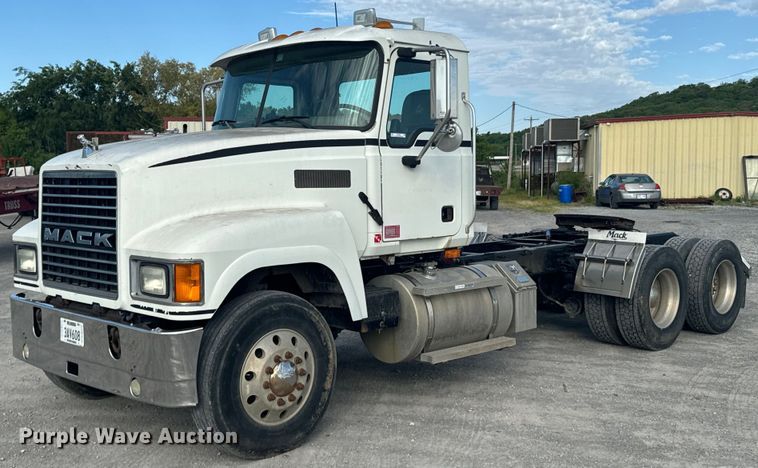 2006 Mack CHN613 semi truck - ND9280