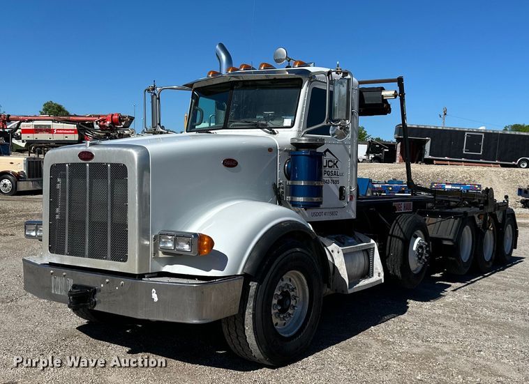 2011 Peterbilt  367 roll-off container truck - NT9173