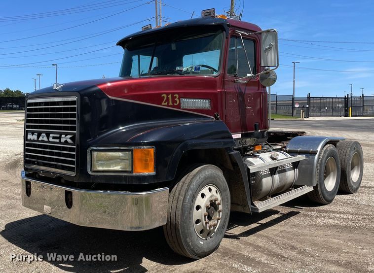 1998 Mack  CH613 semi truck - OG9918
