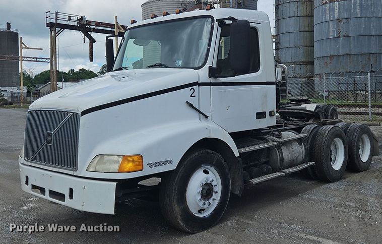 2000 Volvo VNM semi truck - OK9877